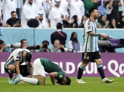 Ini penampakan saat beberapa kangkah Messi sudah beranjak dan Di Maria masih terpuruk. (Foto: AP/Natacha Pisarenko)