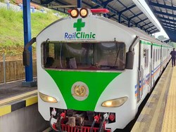 KAI Salurkan Bantuan & Hadirkan Rail Clinic di Stasiun Cianjur
