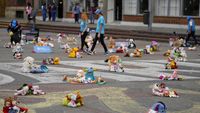 Ratusan Boneka Bertebaran di Alun-alun Kolombia, Ada Apa?