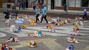 Ratusan Boneka Bertebaran di Alun-alun Kolombia, Ada Apa?
