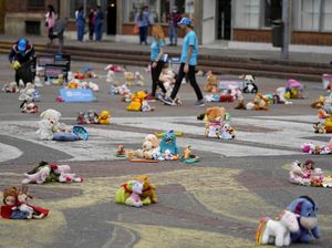 Ratusan Boneka Bertebaran di Alun-alun Kolombia, Ada Apa? Ratusan Boneka Bertebaran di Alun-alun Kolombia, Ada Apa?