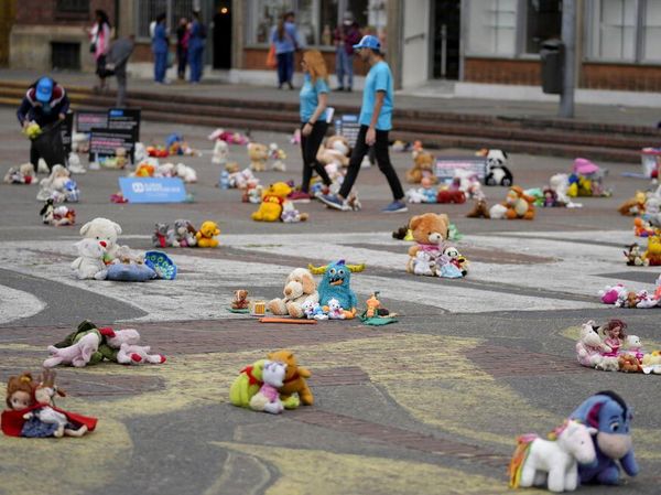 Ratusan Boneka Bertebaran di Alun-alun Kolombia, Ada Apa?