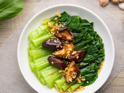 Resep Tumis Baby Bokchoy dan Jamur ala Restoran yang Segar Gurih
