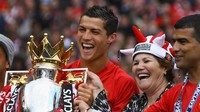 Senyuman lebar pun rutin menghiasi wajah Ronaldo ketika itu. Rutin pula ia bersanding dengan trofi. Sosok ibunda tercinta juga tak asing menemani dalam selebrasi. (Getty Images/Alex Livesey)  