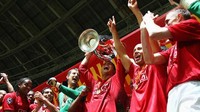 Ronaldo saat mengangkat trofi Liga Champions 2008. Berkat trofi kuping besar Ronaldo dinobatkan menjadi pemain terbaik dunia. (Michael Steele/Getty Images)  