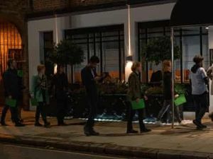 Duh! Restoran Bintang Michelin Gordon Ramsay Diserbu Aktivis Lingkungan