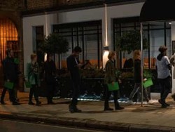 Duh! Restoran Bintang Michelin Gordon Ramsay Diserbu Aktivis Lingkungan