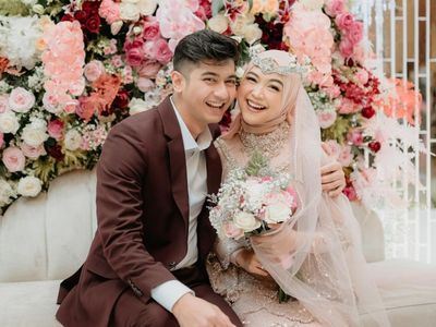 7 Foto Anniversary ke-1 Ria Ricis & Teuku Ryan, Mewah Bak Resepsi Pernikahan