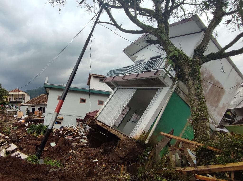 Gempa Cianjur Bikin Rumah Pak RT di Desa Sarampad Terangkat