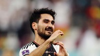 Ilkay Guendogan merayakan golnya.
