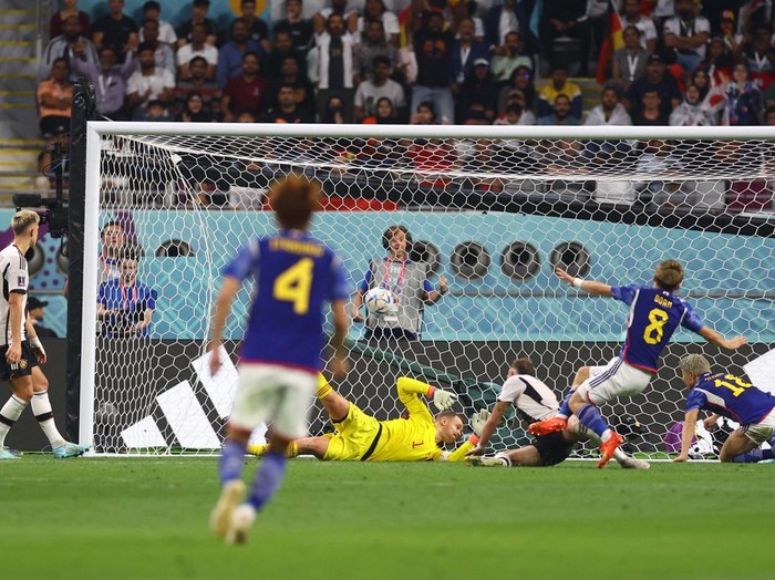 Soccer Football - FIFA World Cup Qatar 2022 - Group E - Germany v Japan - Khalifa International Stadium, Doha, Qatar - November 23, 2022
Japan's Maya Yoshida and Kou Itakura react REUTERS/Kai Pfaffenbach