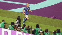 Takuma Asano merayakan golnya.