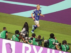 Takuma Asano merayakan golnya.