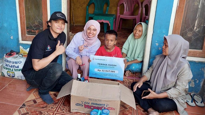 Bocah yang Bersihkan Kandang Bebek Kini Dapat Tas Baru dan Main ke Pantai