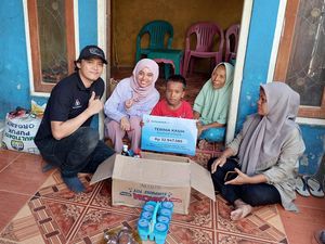Bocah yang Bersihkan Kandang Bebek Kini Dapat Tas Baru dan Main ke Pantai
