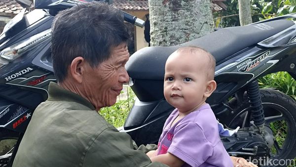 Potret Kebersamaan dan Senyum Pengungsi di Balik Duka Gempa Cianjur