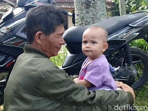 Potret Kebersamaan dan Senyum Pengungsi di Balik Duka Gempa Cianjur