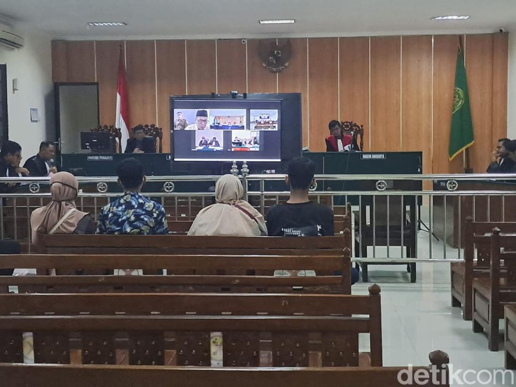 Pejabat Kejari Bojonegoro yang Sodomi 4 Remaja Didakwa Pasal Pencabulan Pejabat Kejari Bojonegoro yang Sodomi 4 Remaja Didakwa Pasal Pencabulan