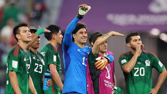 SOCCER-WORLDCUP-MEX-POL/REPORT Soccer Football - FIFA World Cup Qatar 2022 - Group C - Mexico v Poland - Stadium 974, Doha, Qatar - November 22, 2022 Mexico's Guillermo Ochoa and teammates celebrate after the match REUTERS/Carl Recine