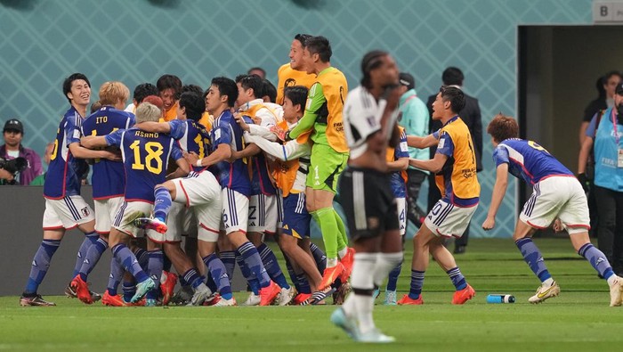 DOHA, QATAR - NOVEMBER 23: Japans players celebrate a goal during FIFA World Cup Qatar 2022 Group E match between Germany and Japan at Khalifa International Stadium in Doha, Qatar on November 23, 2022. (Photo by Serhat Cagdas/Anadolu Agency via Getty Images)
