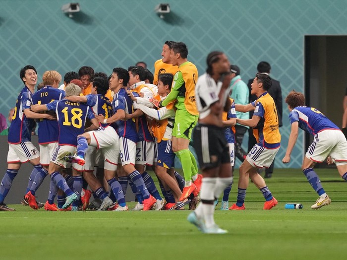 DOHA, QATAR - NOVEMBER 23: Japan's players celebrate a goal during FIFA World Cup Qatar 2022 Group E match between Germany and Japan at Khalifa International Stadium in Doha, Qatar on November 23, 2022. (Photo by Serhat Cagdas/Anadolu Agency via Getty Images)