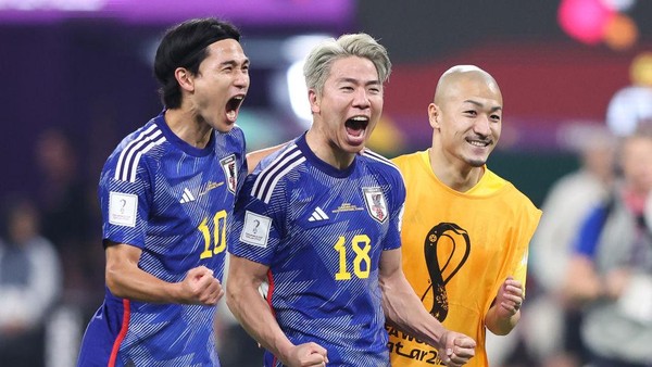 DOHA, QATAR - NOVEMBER 23: Takuma Asano, Takumi Minamino and Daizen Maeda of Japan celebrate with teammates on the final whistle during the FIFA World Cup Qatar 2022 Group E match between Germany and Japan at Khalifa International Stadium on November 23, 2022 in Doha, Qatar. (Photo by Alex Livesey - Danehouse/Getty Images)