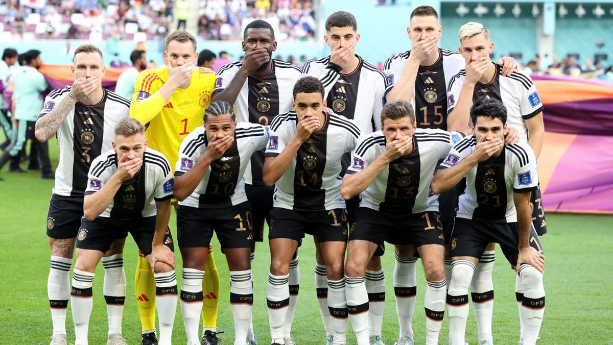 Skuad Jerman tutup mulut sebelum kick-off kontra Jepang. (Foto: Getty Images/Alexander Hassenstein)