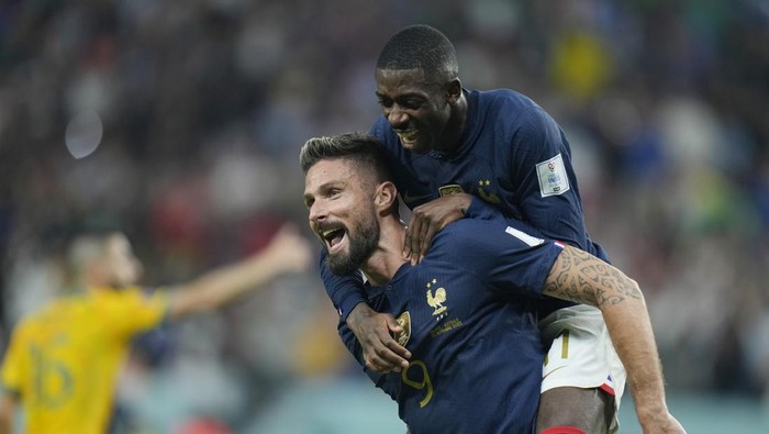 Frances Olivier Giroud, left, celebrates with his teammate Ousmane Dembele after scoring his sides second goal during the World Cup group D soccer match between France and Australia, at the Al Janoub Stadium in Al Wakrah, Qatar, Tuesday, Nov. 22, 2022. (AP Photo/Francisco Seco)