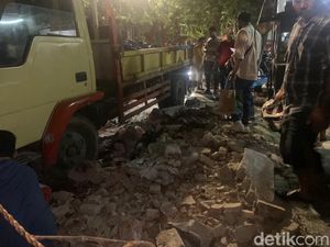 Truk Oleng Tabrak 7 Motor di Gandaria Jaksel, 3 Orang Terluka