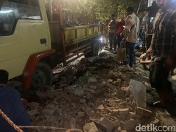 Truk Oleng Tabrak 7 Motor di Gandaria Jaksel, 3 Orang Terluka