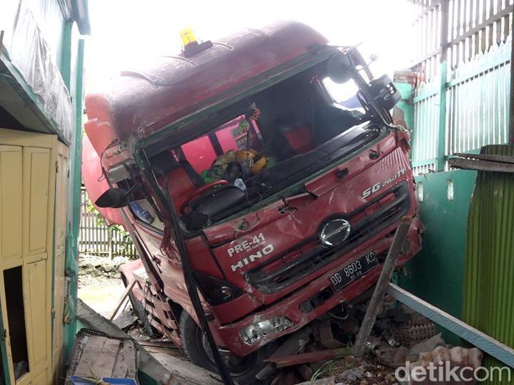 Sopir Diduga Ngantuk, Truk Pertamina di Polman Oleng-Tabrak Rumah Warga