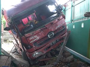 Bruk! Truk Tangki Pertamina Tabrak Rumah Warga di Polman