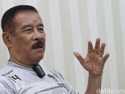 Umuh Muchtar Diganjar Anugerah Figur Teladan detikJabar Awards 2023