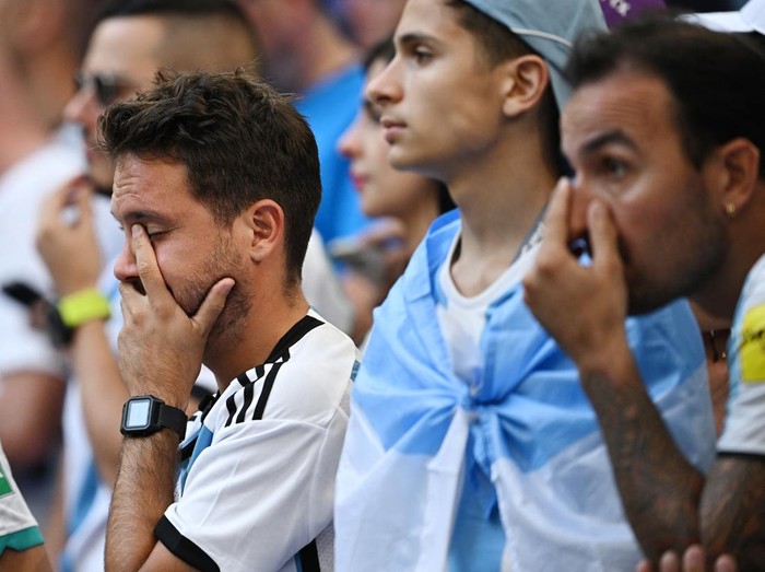 Soccer Football - FIFA World Cup Qatar 2022 - Group C - Argentina v Saudi Arabia - Lusail Stadium, Lusail, Qatar - November 22, 2022  Argentina fans look dejected during the match REUTERS/Dylan Martinez