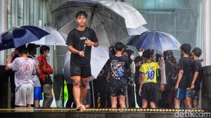 Wira-wiri Ojek Payung di Musim Penghujan