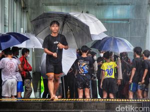 Wira-wiri Ojek Payung di Musim Penghujan