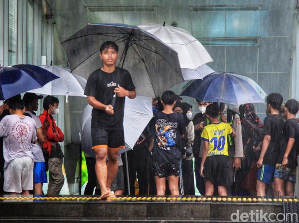 Wira-wiri Ojek Payung di Musim Penghujan