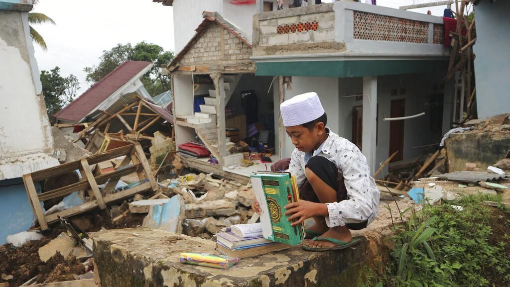 Warga Cianjur Mengais Barang Berharga di Tengah Reruntuhan Gempa