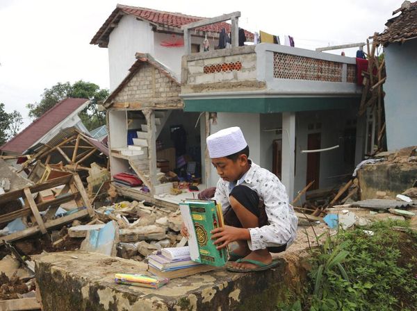Warga Cianjur Mengais Barang Berharga di Tengah Reruntuhan Gempa