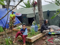 Korban Gempa M 5,6 Cianjur Dirikan Tenda di Area Kuburan