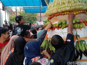 Potret Warga Rebutan Gunungan Hasil Bumi di Indramayu Potret Warga Rebutan Gunungan Hasil Bumi di Indramayu