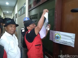 Kinerja Sekda Bangkalan Dinilai Buruk, Massa PAKIS Luruk-Segel Kantornya