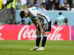 Kekalahan yang tentu sangat menyakitkan, Messi sampai dibuat ruku dengan hasil itu. (Foto: AP/Natacha Pisarenko)