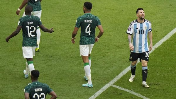 Messi di Antara Sujud Syukur Pemain Arab Saudi