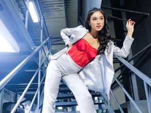 Cara Yasmin Napper Tetap Tampil Segar Saat Cuaca Panas Jakarta Cara Yasmin Napper Tetap Tampil Segar Saat Cuaca Panas Jakarta