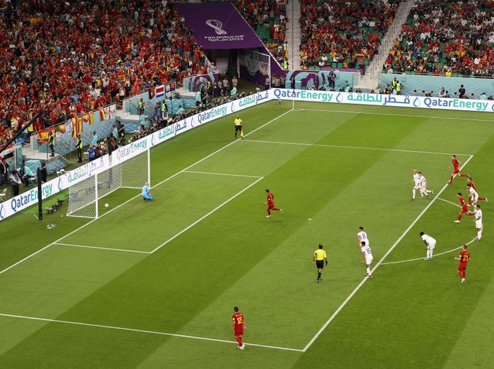 Spain's forward #07 Alvaro Morata (C) celebrates scoring his team's seventh goal during the Qatar 2022 World Cup Group E football match between Spain and Costa Rica at the Al-Thumama Stadium in Doha on November 23, 2022. (Photo by Glyn KIRK / AFP) (Photo by GLYN KIRK/AFP via Getty Images)