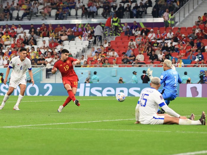 Spain's forward #07 Alvaro Morata (C) celebrates scoring his team's seventh goal during the Qatar 2022 World Cup Group E football match between Spain and Costa Rica at the Al-Thumama Stadium in Doha on November 23, 2022. (Photo by Glyn KIRK / AFP) (Photo by GLYN KIRK/AFP via Getty Images)