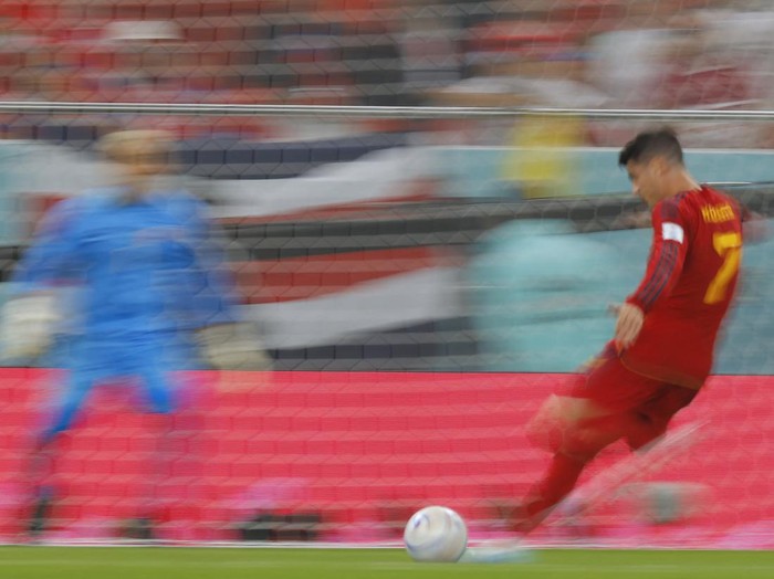 Spain's forward #07 Alvaro Morata (C) celebrates scoring his team's seventh goal during the Qatar 2022 World Cup Group E football match between Spain and Costa Rica at the Al-Thumama Stadium in Doha on November 23, 2022. (Photo by Glyn KIRK / AFP) (Photo by GLYN KIRK/AFP via Getty Images)