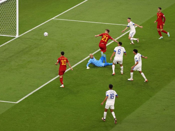 Spain's forward #07 Alvaro Morata (C) celebrates scoring his team's seventh goal during the Qatar 2022 World Cup Group E football match between Spain and Costa Rica at the Al-Thumama Stadium in Doha on November 23, 2022. (Photo by Glyn KIRK / AFP) (Photo by GLYN KIRK/AFP via Getty Images)