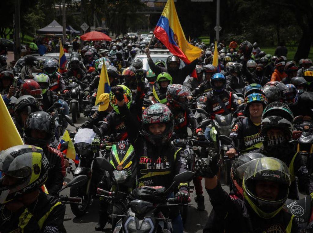 Konvoi Ratusan Pemotor di Kolombia Tolak Kenaikan Harga BBM Konvoi Ratusan Pemotor di Kolombia Tolak Kenaikan Harga BBM